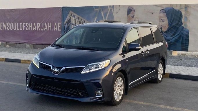مستعملة Toyota Sienna ثالثاً شد الوجه 2, 3.5 l, 2018 في في الشارقة من Halla Cars، اللون أزرق. المواصفات الأمريكية | AUTO.AE