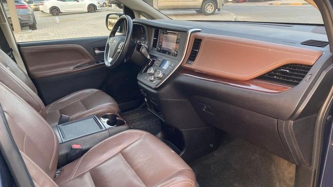 مستعملة Toyota Sienna ثالثاً شد الوجه 2, 3.5 l, 2018 في في الشارقة من Halla Cars، اللون أزرق. المواصفات الأمريكية | AUTO.AE