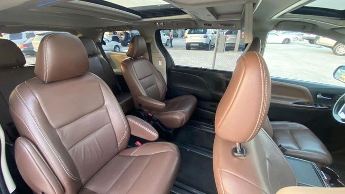 مستعملة Toyota Sienna ثالثاً شد الوجه 2, 3.5 l, 2018 في في الشارقة من Halla Cars، اللون أزرق. المواصفات الأمريكية | AUTO.AE