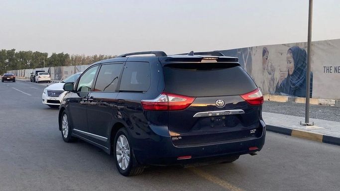 مستعملة Toyota Sienna ثالثاً شد الوجه 2, 3.5 l, 2018 في في الشارقة من Halla Cars، اللون أزرق. المواصفات الأمريكية | AUTO.AE