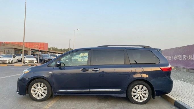 مستعملة Toyota Sienna ثالثاً شد الوجه 2, 3.5 l, 2018 في في الشارقة من Halla Cars، اللون أزرق. المواصفات الأمريكية | AUTO.AE