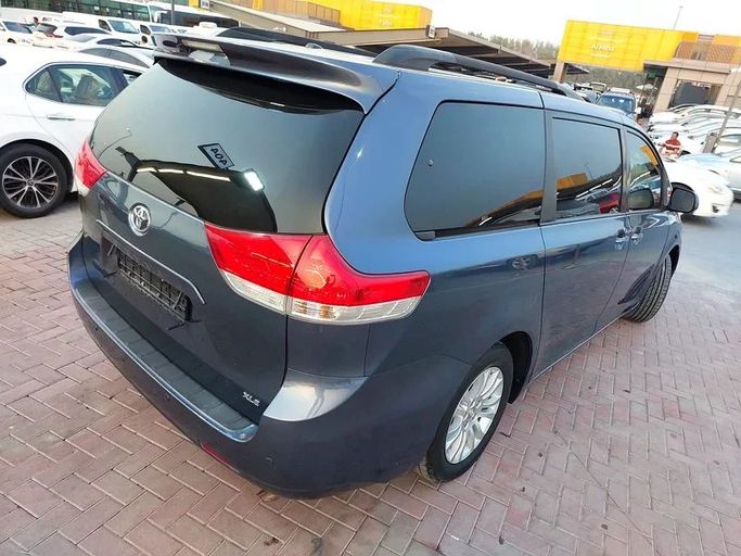 Used Toyota Sienna III, 3.5 l, 2014 in Sharjah by Al Aqsa Used Cars, Blue color. American Specs | AUTO.AE