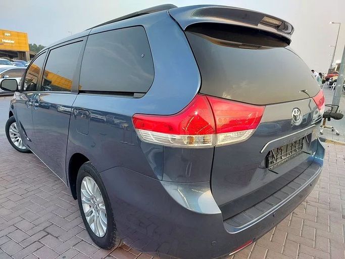 Used Toyota Sienna III, 3.5 l, 2014 in Sharjah by Al Aqsa Used Cars, Blue color. American Specs | AUTO.AE