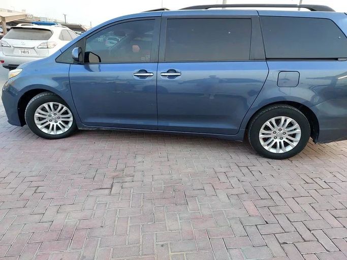 Used Toyota Sienna III, 3.5 l, 2014 in Sharjah by Al Aqsa Used Cars, Blue color. American Specs | AUTO.AE