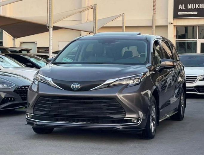 Used Toyota Sienna IV, 2.5 l, 2021 in Sharjah by Al Nukhba Al Malakyah Used Cars, Grey color. American Specs | AUTO.AE