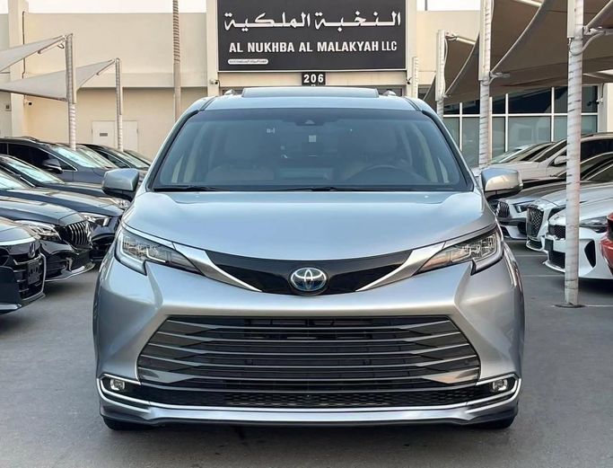 Подержанный Toyota Sienna IV, 2.5 л, 2021 в Шардже от Al Nukhba Al Malakyah Used Cars Серебристый цвет. Американская | AUTO.AE