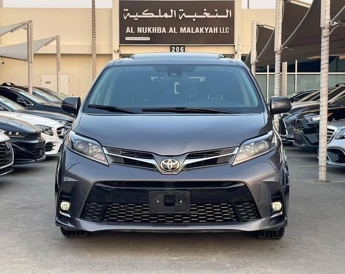 Used Toyota Sienna III Facelift 2, 3.5 l, 2018 in Sharjah by Al Nukhba Al Malakyah Used Cars, Grey color. American Specs | AUTO.AE