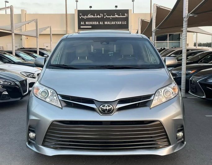 Подержанный Toyota Sienna III Рестайлинг 2, 3.5 л, 2019 в Шардже от Al Nukhba Al Malakyah Used Cars Серебристый цвет. Американская | AUTO.AE