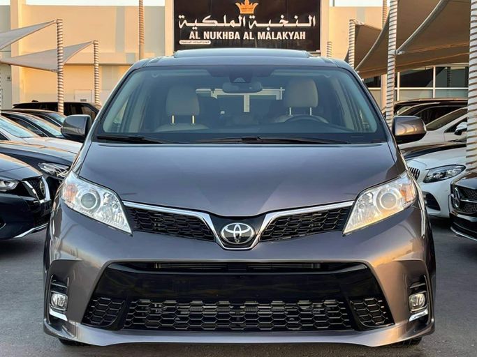 Подержанный Toyota Sienna III Рестайлинг 2, 3.5 л, 2019 в Шардже от Al Nukhba Al Malakyah Used Cars Серый цвет. Американская | AUTO.AE