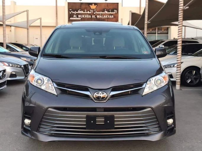 Подержанный Toyota Sienna III Рестайлинг 2, 3.5 л, 2019 в Шардже от Al Nukhba Al Malakyah Used Cars Серый цвет. Американская | AUTO.AE
