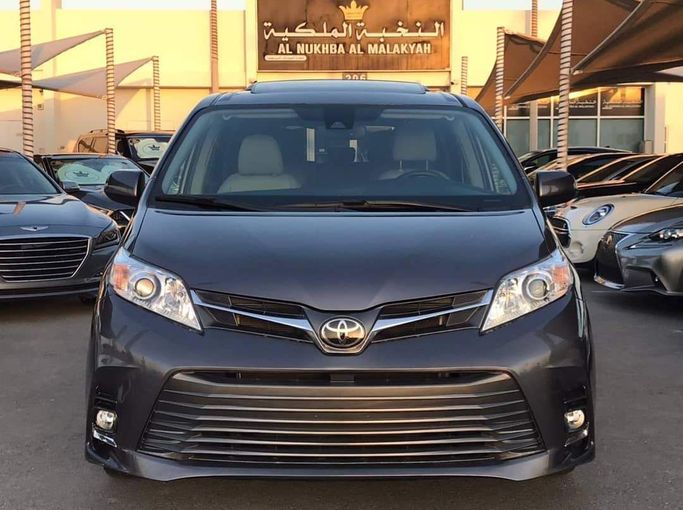 Подержанный Toyota Sienna III Рестайлинг 2, 3.5 л, 2020 в Шардже от Al Nukhba Al Malakyah Used Cars Серый цвет. Американская | AUTO.AE