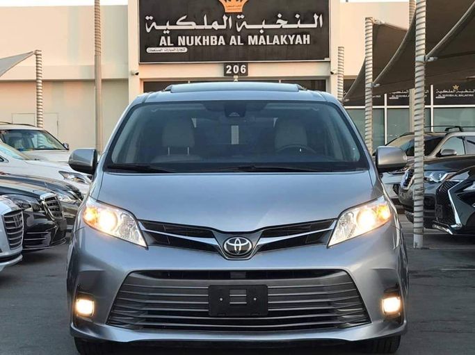 Подержанный Toyota Sienna III Рестайлинг 2, 3.5 л, 2018 в Шардже от Al Nukhba Al Malakyah Used Cars Серебристый цвет. Американская | AUTO.AE