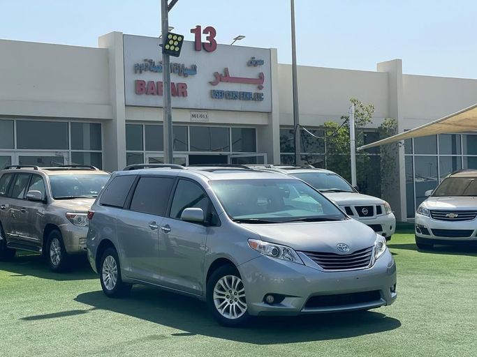 New Toyota Sienna III Facelift, 3.5 l, 2016 in Sharjah by Badar Used Cars, Silver color.  | AUTO.AE