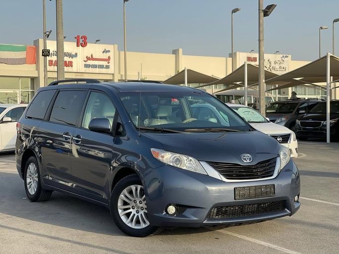 Used Toyota Sienna III Facelift, 3.5 l, 2014 in Sharjah by Badar Used Cars, Other Color color.  | AUTO.AE