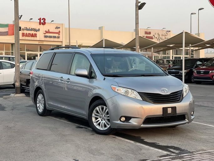 Used Toyota Sienna III, 3.5 l, 2014 in Sharjah by Badar Used Cars, Other Color color.  | AUTO.AE