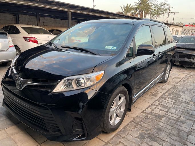 Подержанный Toyota Sienna III Рестайлинг 2, 3.5 л, 2018 в Шардже Черный цвет. Американская | AUTO.AE