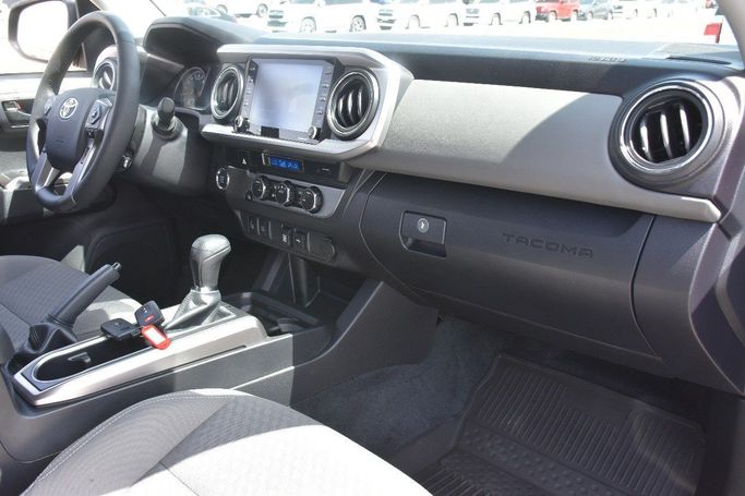 Подержанный Toyota Tacoma IV, 2.4 л, 2023 в Шардже от Alfaris Used Cars Серый цвет.  | AUTO.AE