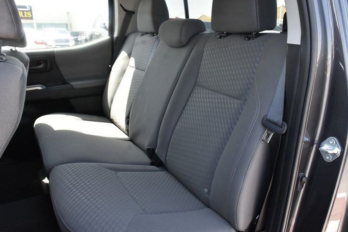Подержанный Toyota Tacoma IV, 2.4 л, 2023 в Шардже от Alfaris Used Cars Серый цвет.  | AUTO.AE