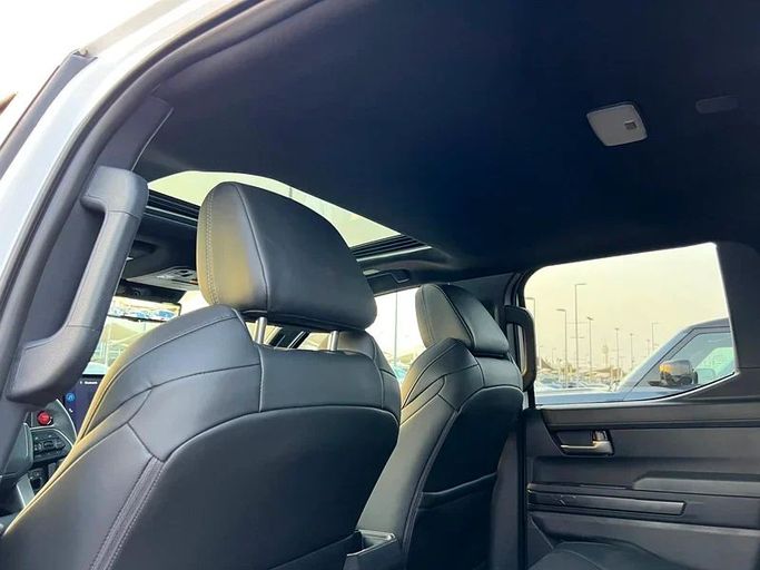 Подержанный Toyota Tacoma IV, 2.4 л, 2023 в Шардже от Karkuk Used Cars Белый цвет. Американская | AUTO.AE