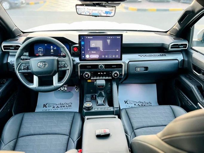 Подержанный Toyota Tacoma IV, 2.4 л, 2023 в Шардже от Karkuk Used Cars Белый цвет. Американская | AUTO.AE