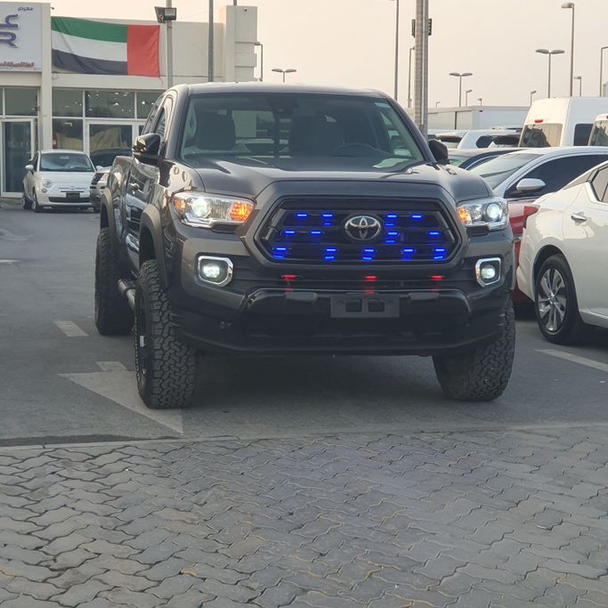 Подержанный Toyota Tacoma III, 3.5 л, 2022 в Шардже от Ishtar Used Cars Серый цвет. Американская | AUTO.AE