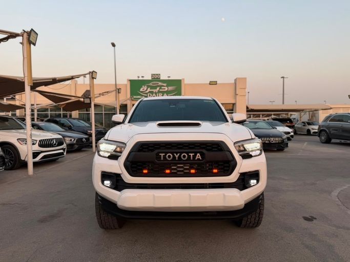 Подержанный Toyota Tacoma III, 3.5 л, 2023 в ОАЭ, Шарджа от Daira Used Cars Белый цвет. Американская | AUTO.AE | Объявление #277655