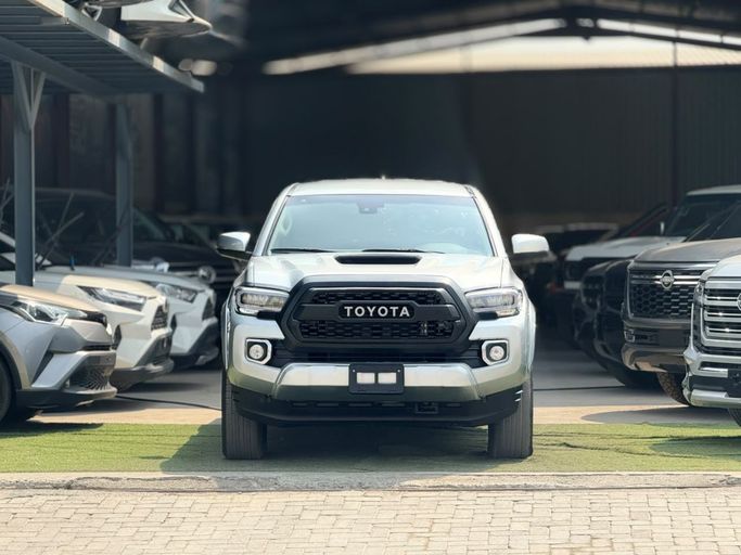 مستعملة ⁦Toyota Tacoma ثالثاً، 3.5 l، 2023⁩ في في الإمارات, الشارقة من Luluat Al Khan Used Auto spare Parts، اللون فضي. المواصفات الأمريكية | AUTO.AE | إعلان #289813