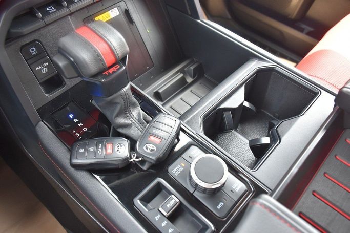 Подержанный Toyota Tundra III, 3.4 л, 2024 в Шардже от Alfaris Used Cars Белый цвет.  | AUTO.AE