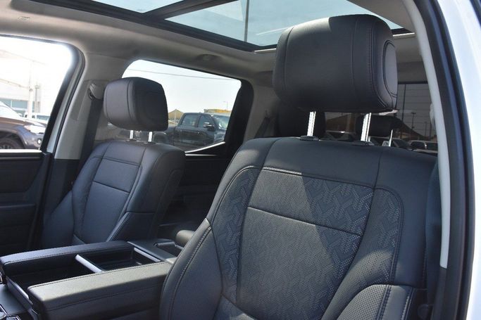 Подержанный Toyota Tundra III, 3.4 л, 2024 в Шардже от Alfaris Used Cars Белый цвет.  | AUTO.AE