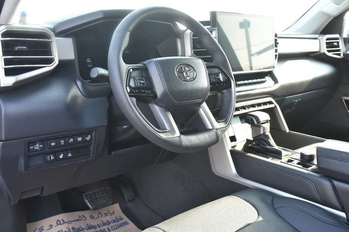 Подержанный Toyota Tundra III, 3.4 л, 2024 в Шардже от Alfaris Used Cars Серебристый цвет.  | AUTO.AE