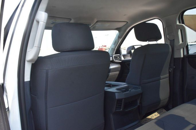 Подержанный Toyota Tundra III, 3.4 л, 2023 в Шардже от Alfaris Used Cars Белый цвет.  | AUTO.AE