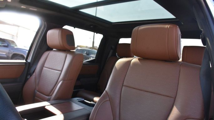 Подержанный Toyota Tundra III, 3.4 л, 2024 в Шардже от Alfaris Used Cars Серебристый цвет.  | AUTO.AE