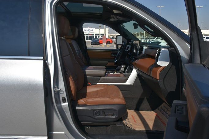 Подержанный Toyota Tundra III, 3.4 л, 2024 в Шардже от Alfaris Used Cars Серебристый цвет.  | AUTO.AE