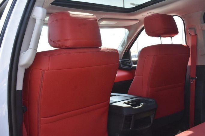 Подержанный Toyota Tundra III, 3.4 л, 2023 в Шардже от Alfaris Used Cars Белый цвет.  | AUTO.AE
