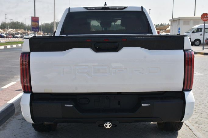 Подержанный Toyota Tundra III, 3.4 л, 2023 в Шардже от Alfaris Used Cars Белый цвет.  | AUTO.AE