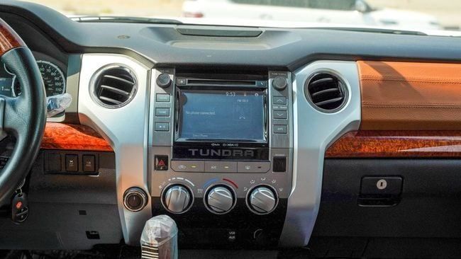 Used Toyota Tundra II Facelift, 5.7 l, 2014 in Sharjah by Alnujoom Al Malakiah Used Cars, White color. American Specs | AUTO.AE