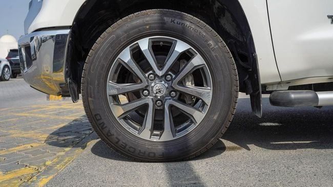 Used Toyota Tundra II Facelift, 5.7 l, 2014 in Sharjah by Alnujoom Al Malakiah Used Cars, White color. American Specs | AUTO.AE