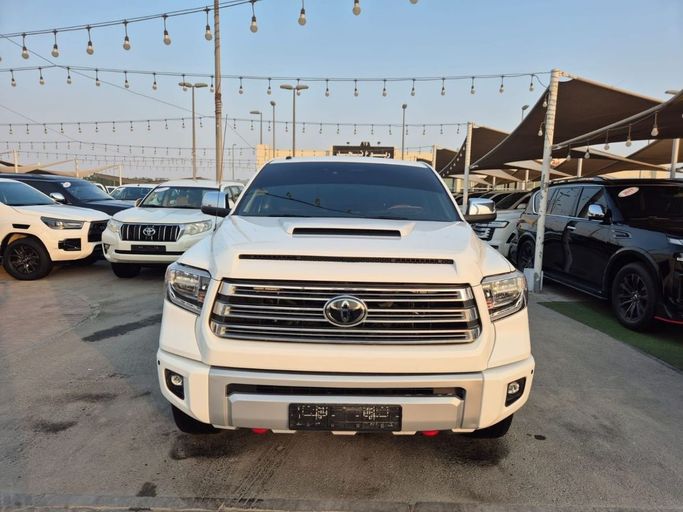 Подержанный Toyota Tundra II Рестайлинг, 5.7 л, 2018 в Шардже от Rebou Najd Used Cars Белый цвет. Канадская | AUTO.AE