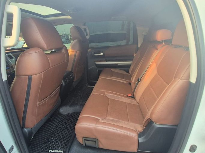 Подержанный Toyota Tundra II Рестайлинг, 5.7 л, 2018 в Шардже от Rebou Najd Used Cars Белый цвет. Канадская | AUTO.AE