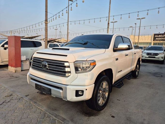 Подержанный Toyota Tundra II Рестайлинг, 5.7 л, 2018 в Шардже от Rebou Najd Used Cars Белый цвет. Канадская | AUTO.AE