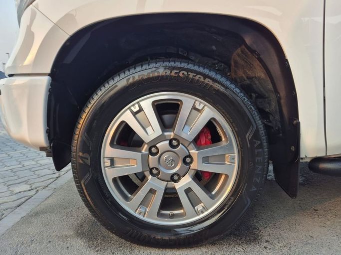 Подержанный Toyota Tundra II Рестайлинг, 5.7 л, 2018 в Шардже от Rebou Najd Used Cars Белый цвет. Канадская | AUTO.AE