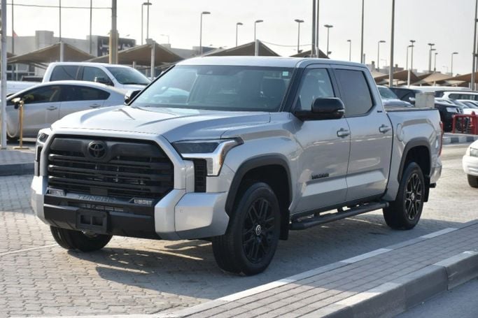 Подержанный Toyota Tundra III, 3.4 л, 2024 в Шардже от Alfaris Used Cars Серебристый цвет. Other | AUTO.AE