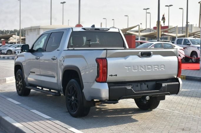 Подержанный Toyota Tundra III, 3.4 л, 2024 в Шардже от Alfaris Used Cars Серебристый цвет. Other | AUTO.AE