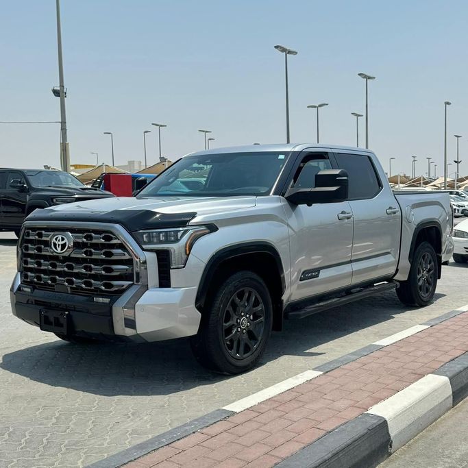Подержанный Toyota Tundra III, 3.4 л, 2023 в Шардже от Alfaris Used Cars Серебристый цвет. Other | AUTO.AE