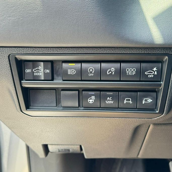 Подержанный Toyota Tundra III, 3.4 л, 2023 в Шардже от Alfaris Used Cars Серебристый цвет. Other | AUTO.AE