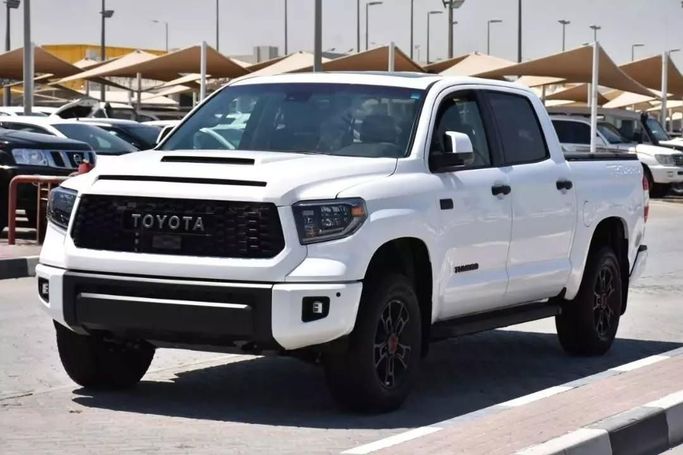 Подержанный Toyota Tundra II Рестайлинг, 5.7 л, 2021 в Шардже от Alfaris Used Cars Белый цвет. Other | AUTO.AE