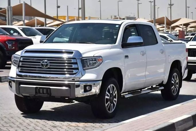 Подержанный Toyota Tundra II Рестайлинг, 5.7 л, 2020 в Шардже от Alfaris Used Cars Белый цвет. Other | AUTO.AE