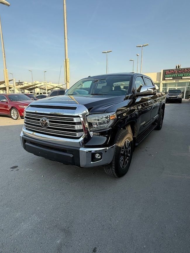 مستعملة Toyota Tundra شد الوجه الثاني, 5.7 l, 2018 في في الشارقة من Emirates & Gulf used cars، اللون أسود. المواصفات الأمريكية | AUTO.AE