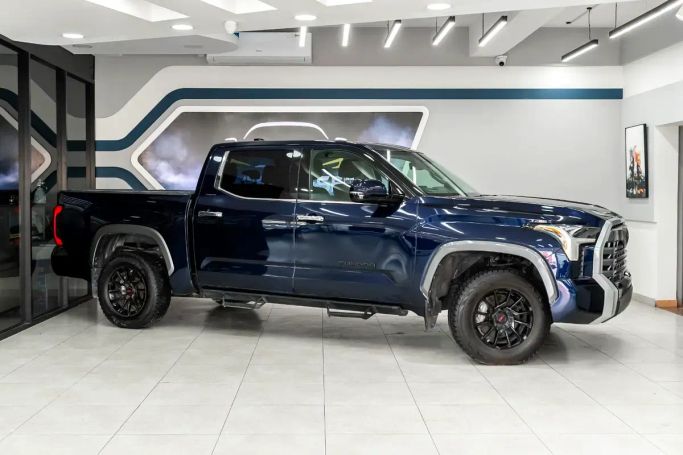 Подержанный Toyota Tundra III, 3.4 л, 2023 в Шардже от Golden Desert Used Car Тёмно-синий цвет.  | AUTO.AE | Объявление #263137