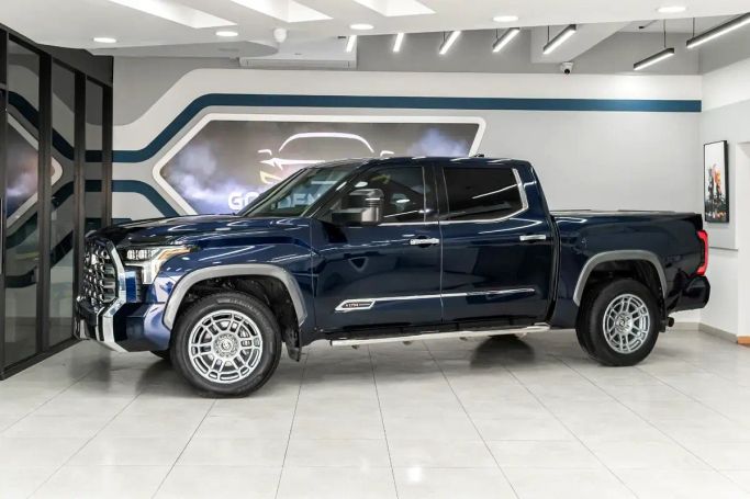 Подержанный Toyota Tundra III, 3.4 л, 2023 в Шардже от Golden Desert Used Car Тёмно-синий цвет.  | AUTO.AE | Объявление #263140